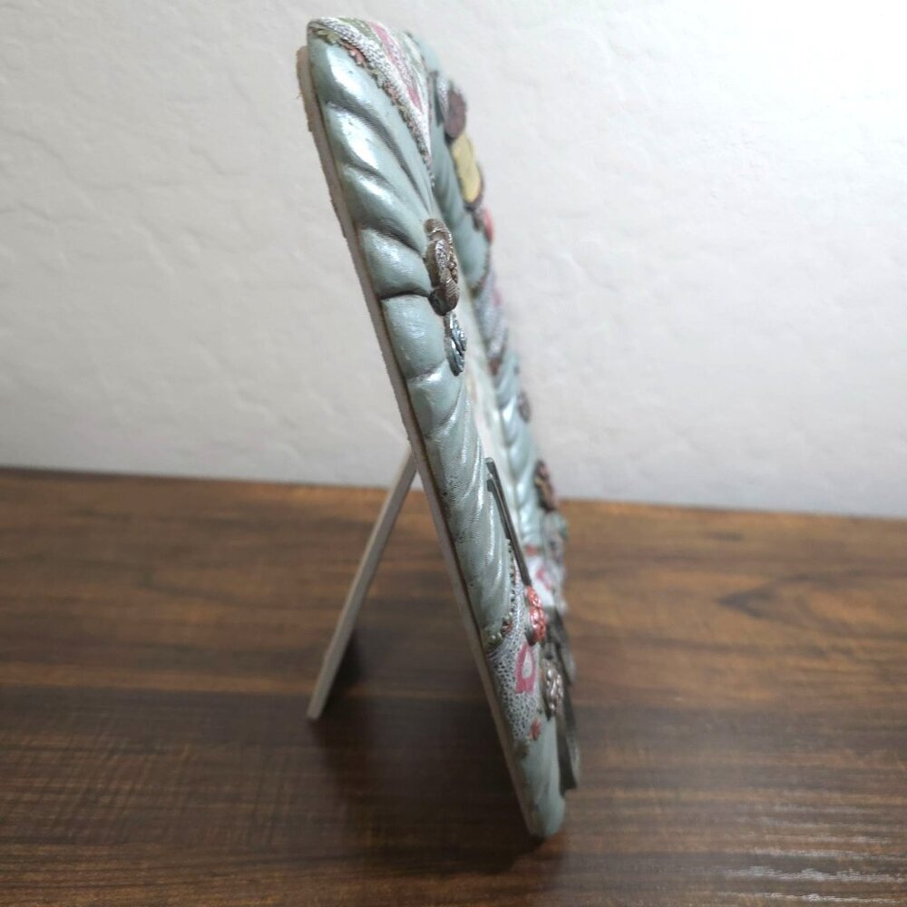 Sewing-Themed Resin Frame 4"x6" 3D Decorative Buttons Scissors Thread Spool - Picture 7 of 8